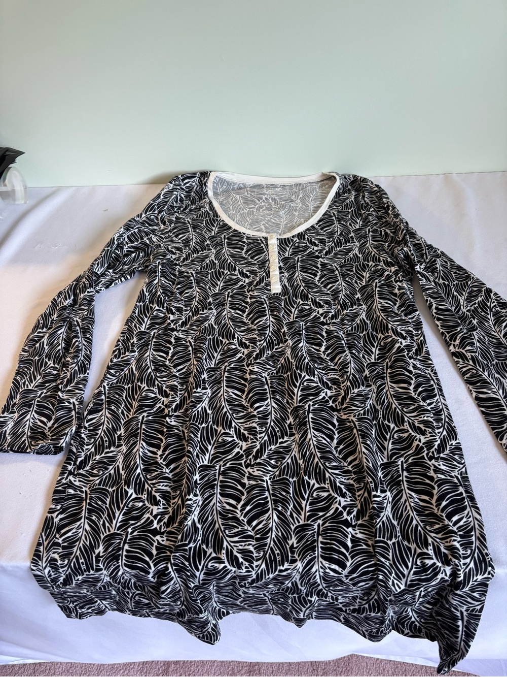 Nautica Black & White Leaf-Print Long-Sleeve nightgown brand new condition